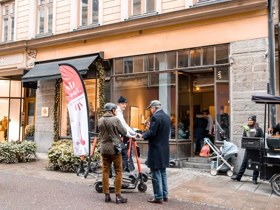 Voi Scooters Pop up: Pimp My Helmet Campaign