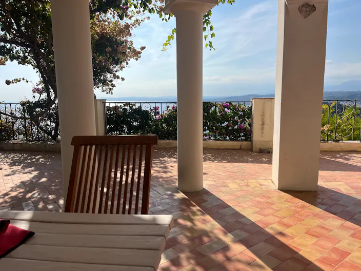 Un jardin qui plonge sur la baie des Ange's et le port a Nice  pour créer un événement  - Image 4