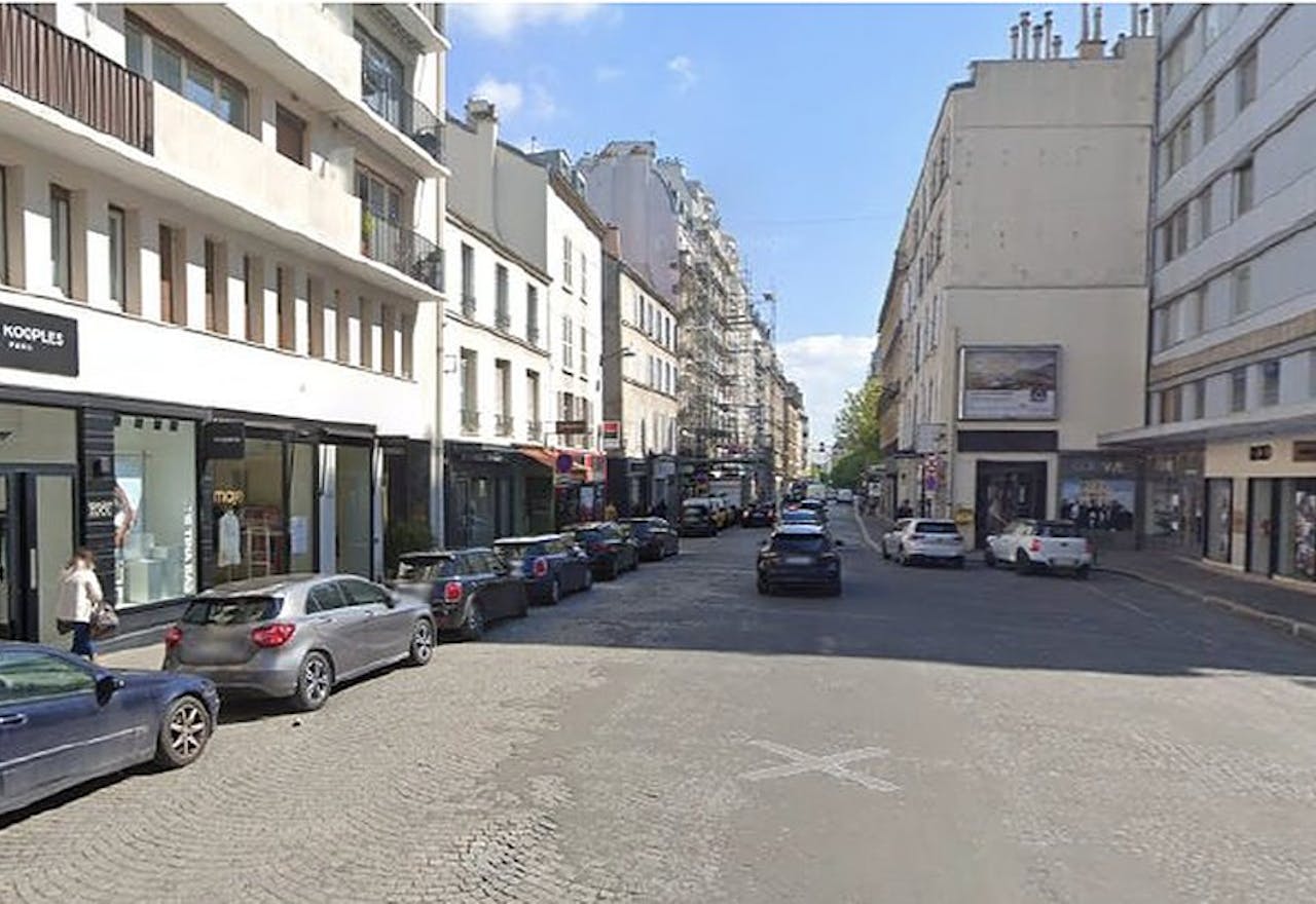 Prime Location Boutique - Passy Area - Image 1