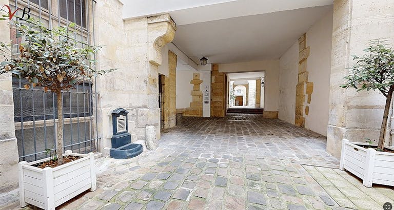 Central Paris Showroom next to Louis Vuitton HQ near Marais - Image 3