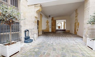 Central Paris Showroom next to Louis Vuitton HQ near Marais - Image 3