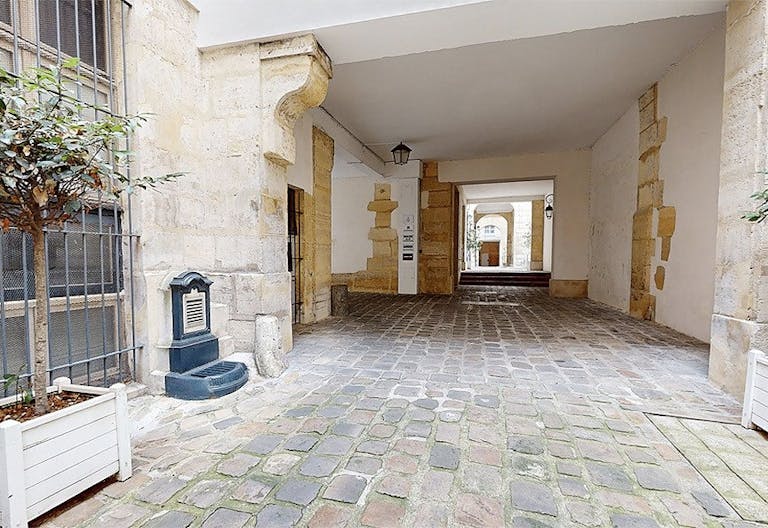 Central Paris Showroom next to Louis Vuitton HQ near Marais - Image 3