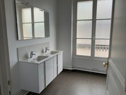 7th Arrondissement Showroom - Image 6