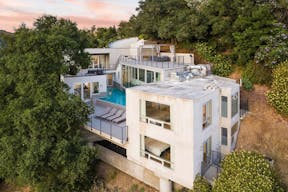 Villa in Beverly Hills - Pool - Scenic Outlook - Image 1