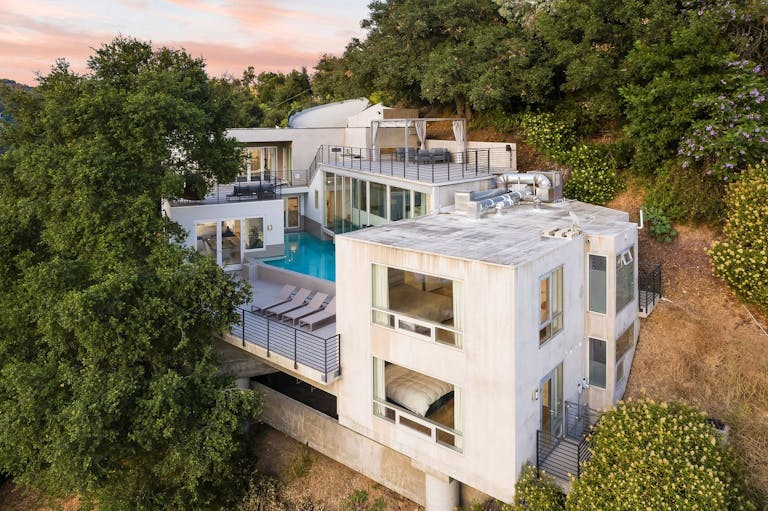 Villa in Beverly Hills - Pool - Scenic Outlook - Image 1