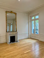 Beautiful Showroom in Saint-Germain - Image 7