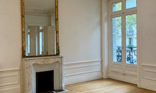 Beautiful Showroom in Saint-Germain - Image 7