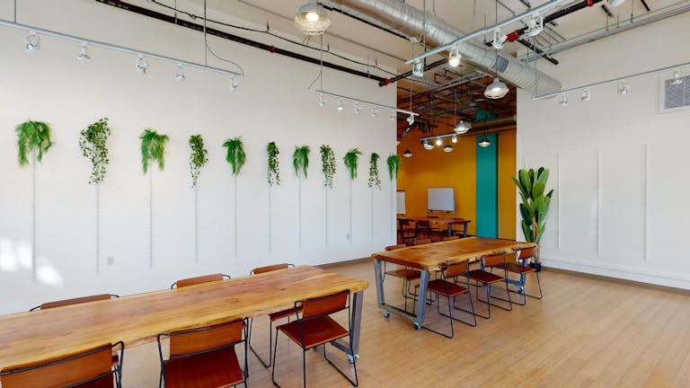 Sunlit space for pop-ups and meetings - Image 2