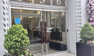 Elegant Pink Venue in Downtown NYC: Ideal for Glam Services & Stylish Events - Image 7