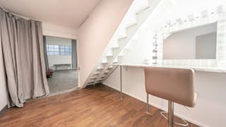 High-ceiling photo studio with a cyclorama wall - Image 4