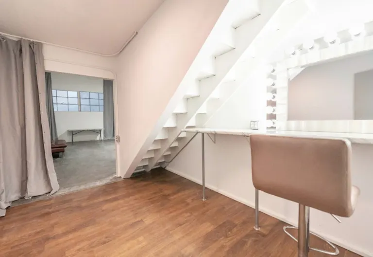 High-ceiling photo studio with a cyclorama wall - Image 4