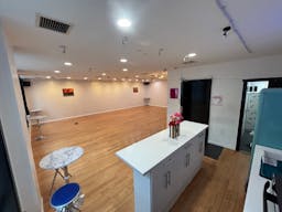 Entire Floor in SOHO with 2 extra rooms! - Image 21