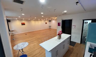 Entire Floor in SOHO with 2 extra rooms! - Image 21