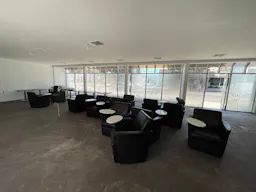 Prime location with a big window fa�ade on Robertson Boulevard - Image 0