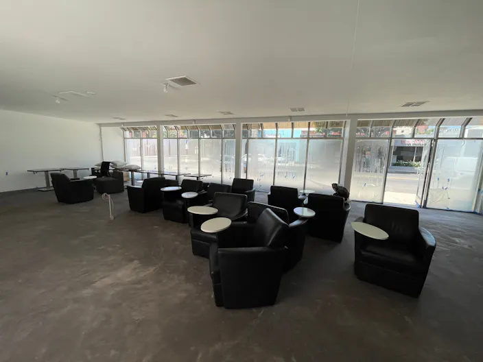 Prime location with a big window fa�ade on Robertson Boulevard - Image 0