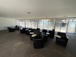 Prime location with a big window fa�ade on Robertson Boulevard - Image 0