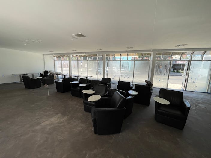 Prime location with a big window fa�ade on Robertson Boulevard - Image 0