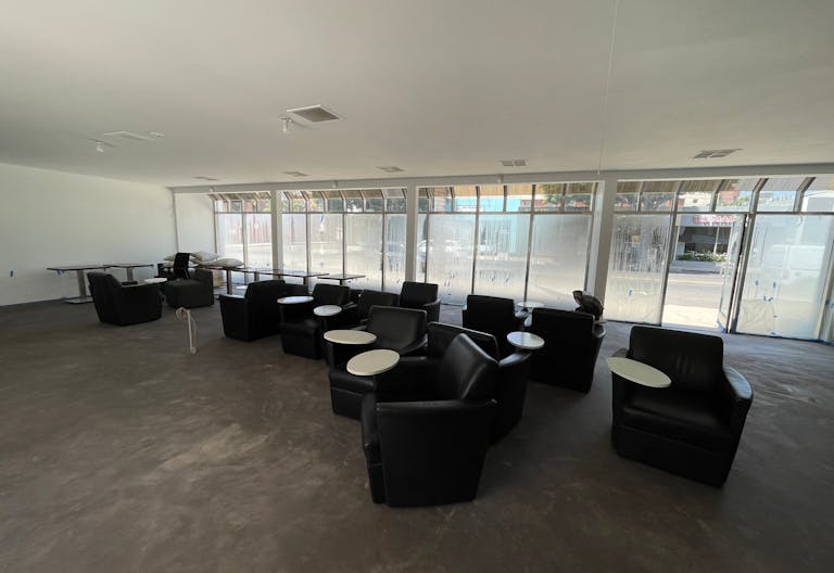 Prime location with a big window fa�ade on Robertson Boulevard - Image 0