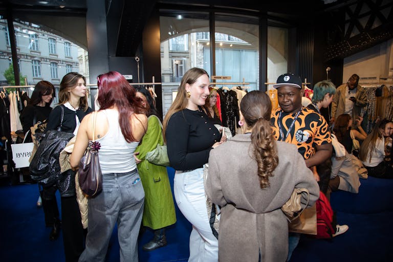 Premium 150 sqm Second-Floor Retail Space for Rent — Prime Paris Location - Image 3