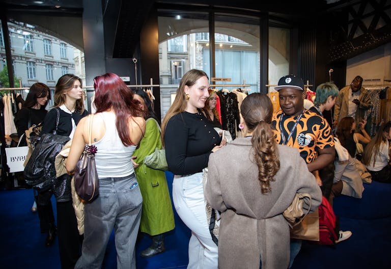 Premium 150 sqm Second-Floor Retail Space for Rent — Prime Paris Location - Image 3