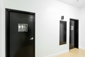 MID SIZE ALL WHITE VENUE IN ANAHEIM - Image 8