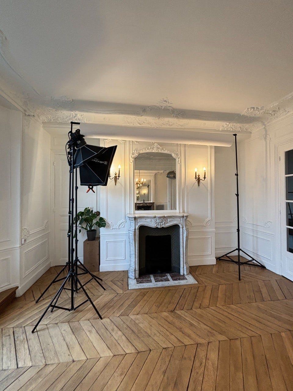 Fully Equipped 35 sqm Photo Studio and Showroom in Paris