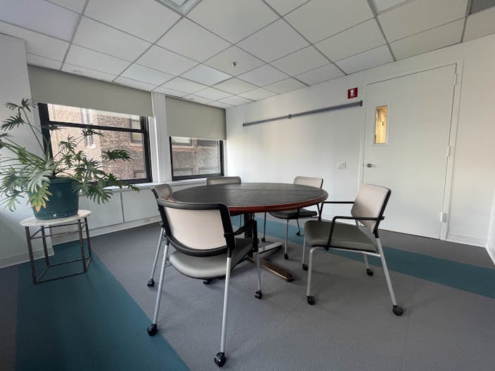 Small meeting, webinar or podcast room - Image 3