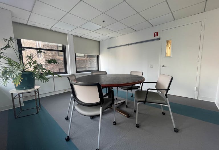 Small meeting, webinar or podcast room - Image 3