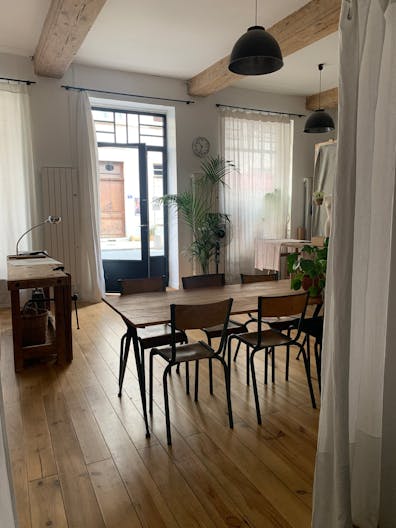 Atelier d'art esprit canut avec vitrine sur rue au coeur de la Croix-Rousse - Image 3