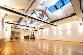 Elegant & Light flooded loft with storefront - Image 0