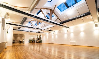 Elegant & Light flooded loft with storefront - Image 0