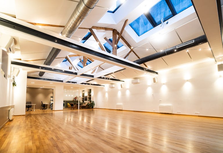 Elegant & Light flooded loft with storefront - Image 0