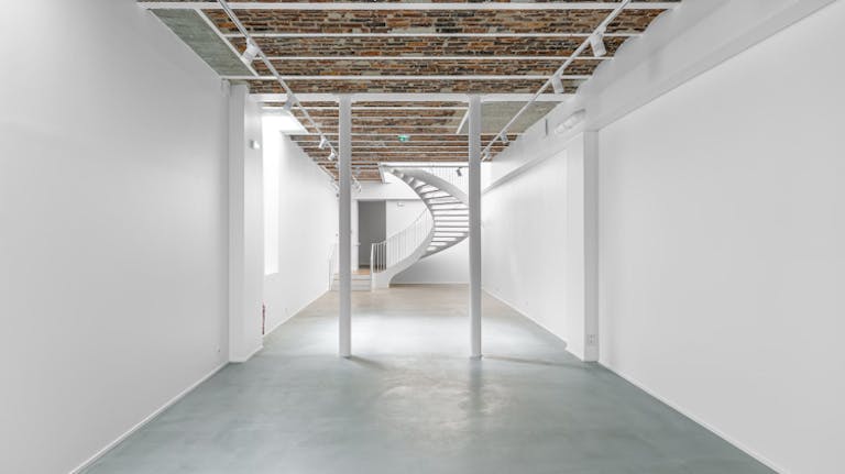 Perfect Showroom on Rue de Turenne - Image 4