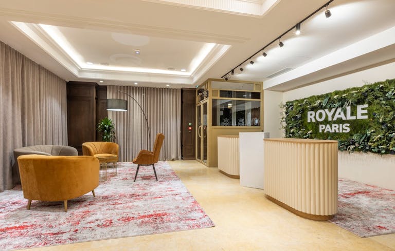 Salle de comex et showroom rue Royale (8e) - Image 1