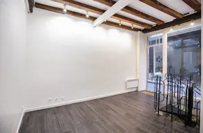 Le Marais Storefront & Vaulted Cellar – Showroom / Pop-Up, rue Chapon - Image 2