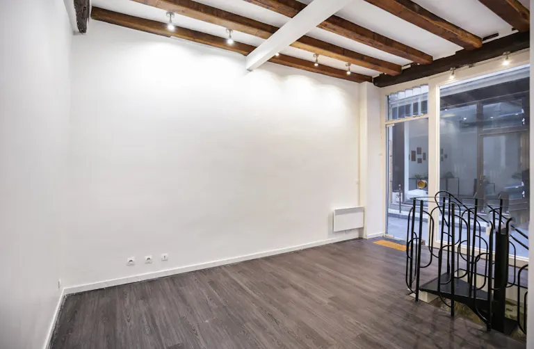Le Marais Storefront & Vaulted Cellar – Showroom / Pop-Up, rue Chapon - Image 2