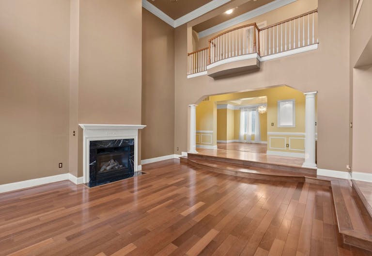 Contemporary Mansion with lots of spaces - Image 0
