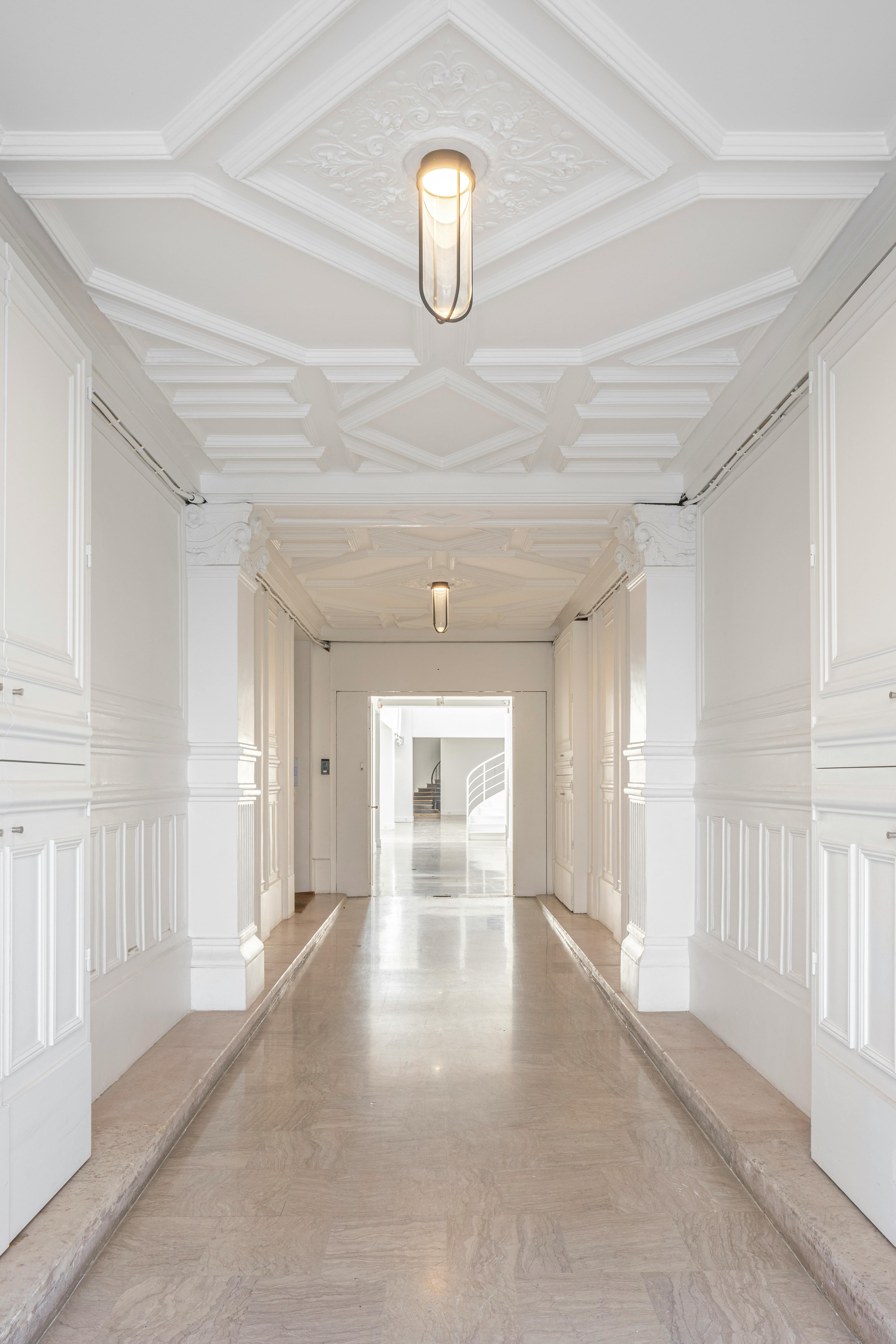 Spacious Industrial Showroom on Rue de Turenne, Paris
