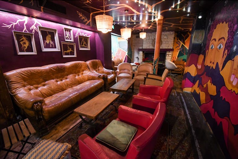Bar atypique d�cor� par des artistes en plein quartier Montorgueil - Image 1