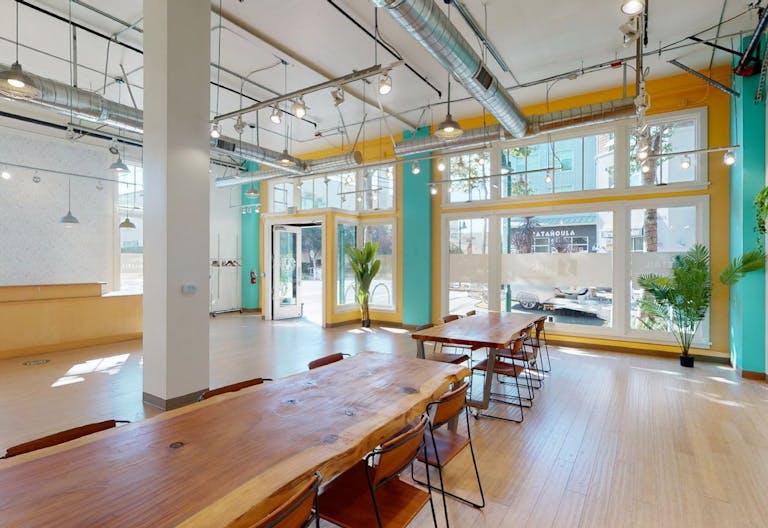Sunlit space for pop-ups and meetings - Image 0