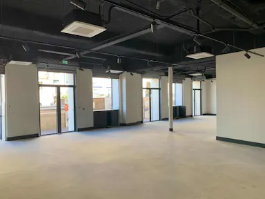 Nouvel espace à Marseille de 200m², modulable en deux cellules avec stockage. - Image 0