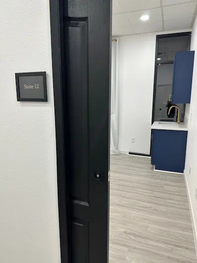 Newly renovated Private Suite for rent in Beauty Salon - Image 4