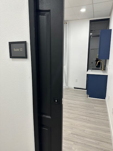 Newly renovated Private Suite for rent in Beauty Salon - Image 4