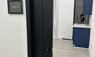 Newly renovated Private Suite for rent in Beauty Salon - Image 4