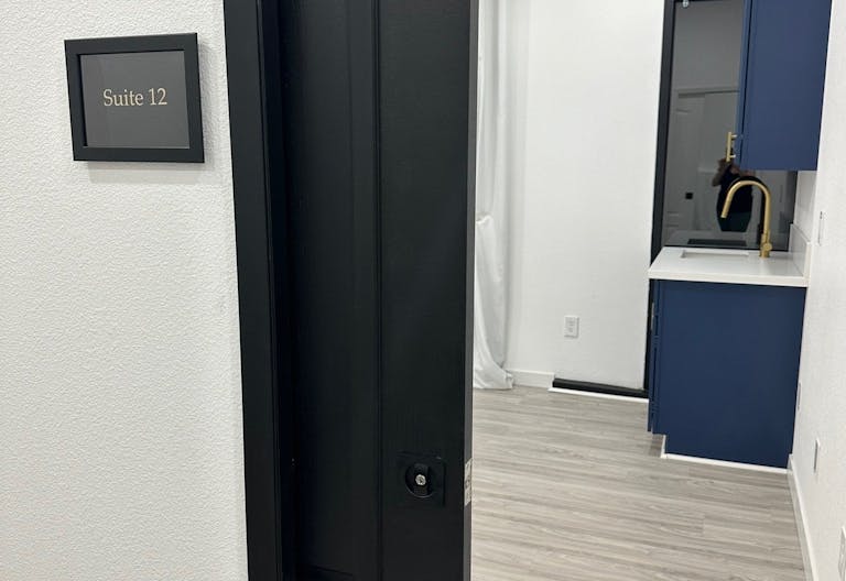 Newly renovated Private Suite for rent in Beauty Salon - Image 4