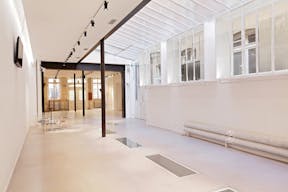 Un espace de 430 m2 au charme industrielle sur 3 niveaux au coeur du Marais - Image 5