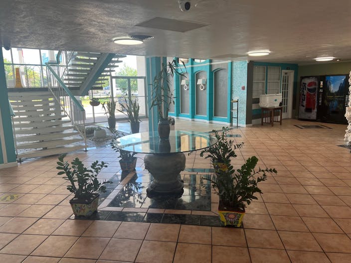 Multiple spaces for rent in the hip Houston Heights area - Image 4