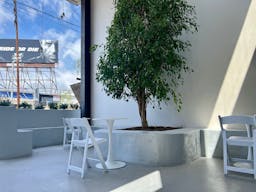 Central and modern space with indoor/outdoor patio. - Image 6