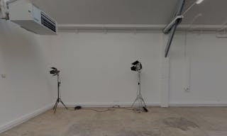Studio on courtyard in a former artist's studio - Image 6