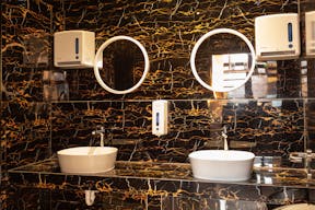 Central Venue with a Berliner Skyline View - Image 16